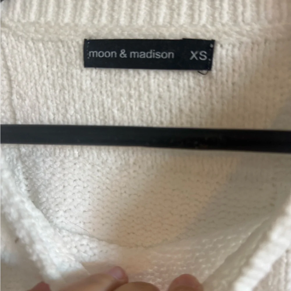 moon & madison White Cropped Crewneck Sweater - Picture 2 of 2